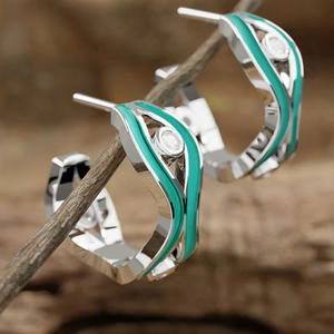 Boucles d'oreilles Huggie Sunshine Of Your Smile en alliage de zinc plaqué or blanc, serties de zircon rond, bijoux géométriques tendance pour femmes - Product Image 5