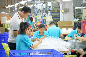 Los fabricantes producen bolsas de plástico para ropa bolsas de regalo impermeables con cremallera de PVC - Product Image 3