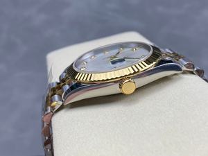 El modelo automático de lujo para damas de 36 mm y para caballeros de 40 mm, de alta gama, está equipado con un delicado reloj con esfera. - Product Image 4