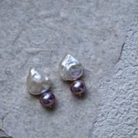 Boucles d'oreilles clous en perles baroques naturelles irrégulières faites à la main avec pierres précieuses colorées et pierres rondes en cristal naturel.