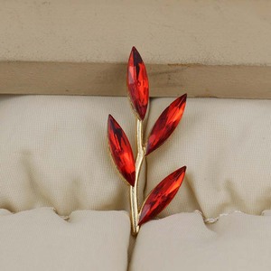 Broche en alliage en forme de branche d'arbre avec strass, motif plante rouge, accessoire de mode pour femme pour les soirées - Product Image 1