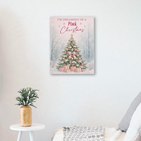 Décoration Murale Arbre de Noël Rose – Scène Hivernale Pastel Rêveuse – Toile Encadrée Style Ferme pour Décoration de Maison de Vacances
