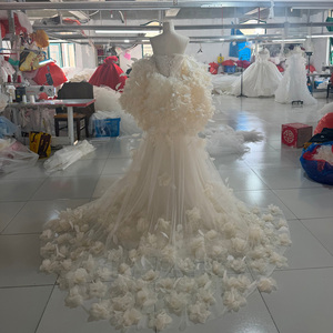 Vestido de Novia Wx374 Color Marfil, Sin Tirantes, con Tul Floral 3D, Apliques de Encaje con Cuentas, Manga Larga, Largo hasta el Suelo, Cola de Capilla - Product Image 4