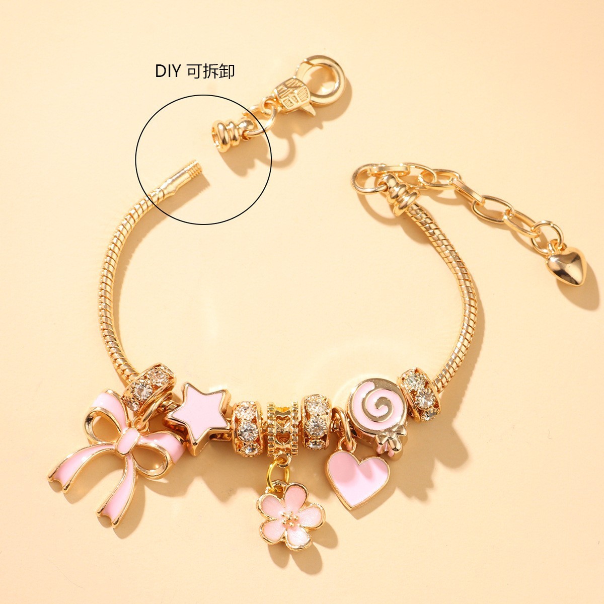 Pulsera Dly con diseño de mariposa.