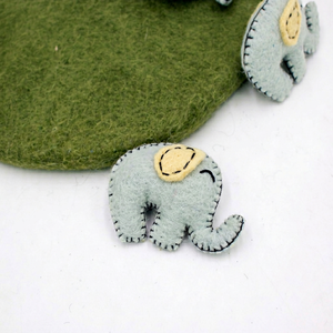 Elefante Pequeño de Fieltro Cosido en Gris Claro, Juguete Educativo para Niños, Guirnalda de Fieltro para Juego de Imitación - Product Image 3