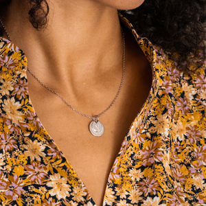 Collier pour femme en acier inoxydable plaqué or 18 carats PVD, double disque rond, personnalisable avec gravure, collier personnalisé - Product Image 6