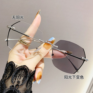 Lunettes photochromiques sans monture J408 anti-lumière bleue pour femmes, en alliage de cuivre, verres PC à changement de couleur, pour myopes - Product Image 2