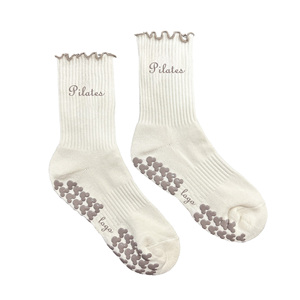 Chaussettes de Pilates antidérapantes à motif color block et bord festonné avec logo personnalisé pour le yoga et le sport - Product Image 2