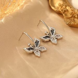 Pendientes de Botón con Circonita Cúbica con Corte Princesa Chapados en Oro con Perla de Imitación, Joyería de Moda de Lujo para Mujer - Product Image 3