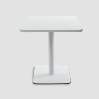 Ensemble table et chaises de restaurant moderne avec plateau en bois et structure en acier, durable et facile à nettoyer