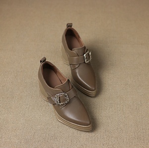 Chaussures en cuir pleine fleur à bout pointu, couleur unie, avec boucle de ceinture en forme de papillon en peau de mouton sur la partie supérieure - Product Image 2