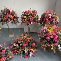 Boules de fleurs roses et fuchsia, différents types de boules de fleurs en vrac, centre de table, décoration de mariage