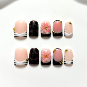 เล็บปลอมแบบกดติดทรงสี่เหลี่ยมสั้น ทำมือ สีชมพูปลายเฟรนช์ ประดับด้วยดอกไม้ 3 มิติ ดีไซน์หรูหรา น่ารัก เงางาม - Product Image 1