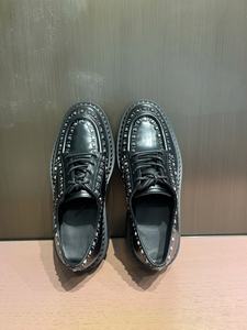 Les nouvelles chaussures décontractées pour hommes en cuir de la marque de luxe sur mesure présentent des rivets élégants et sont fabriquées en cuir décontracté. - Product Image 2