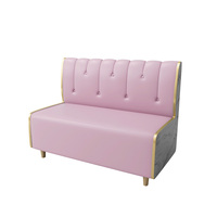 Table moderne en bois avec thé au lait, ensemble de chaises, banquette tendance, canapé, gâteau, dessert, boulangerie, snack, burger, café, meubles de salle à manger