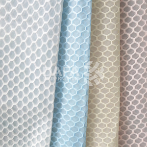 Fabrieksverkoop Dubbele Film <span class=keywords><strong>Mesh</strong></span> Zeshoekige Honingraat 3d Luchtlaag Sandwich <span class=keywords><strong>Mesh</strong></span> Stoffen Stretch Warp Breimateriaal - Product Image 3