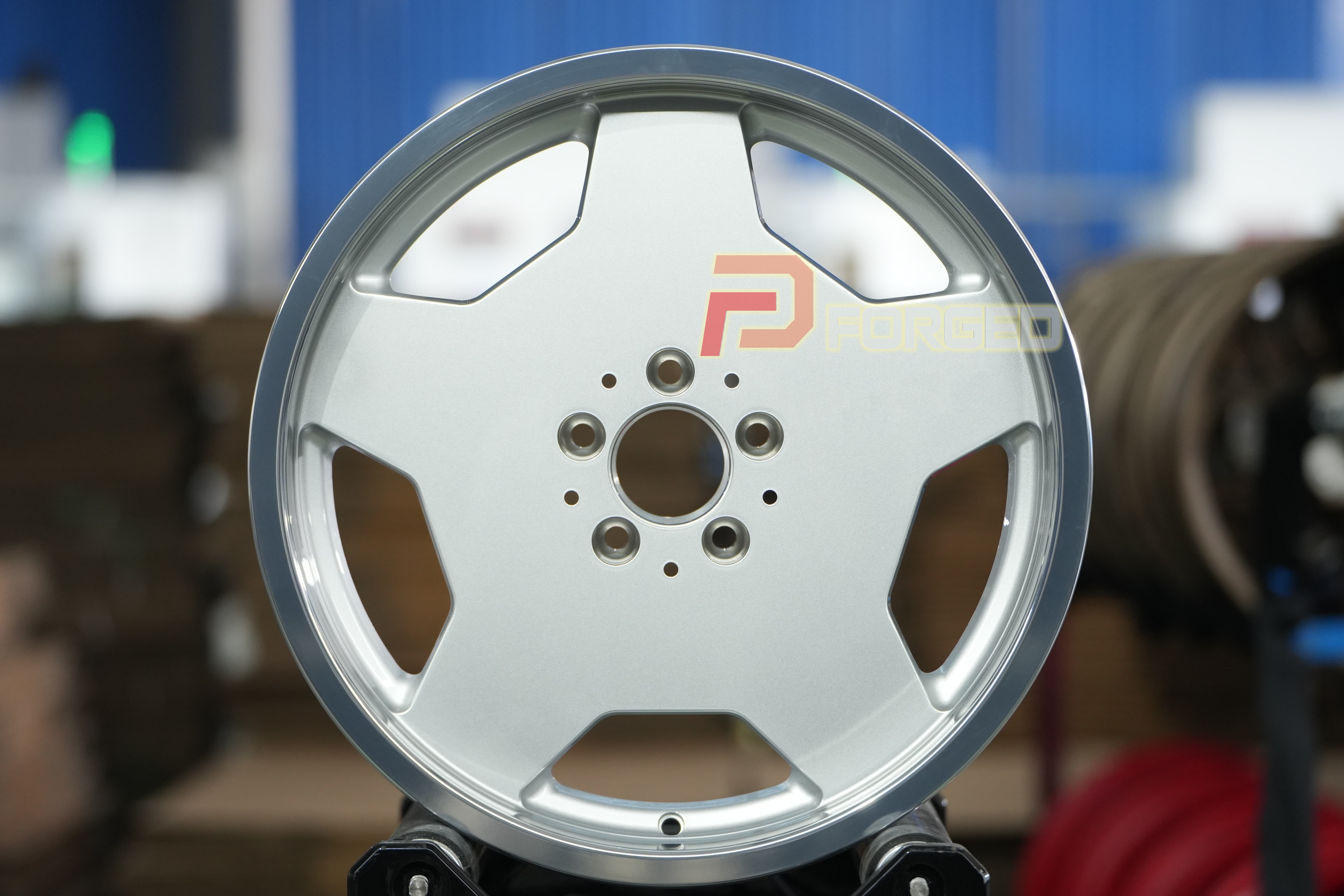 Argent brillant et lèvre polie