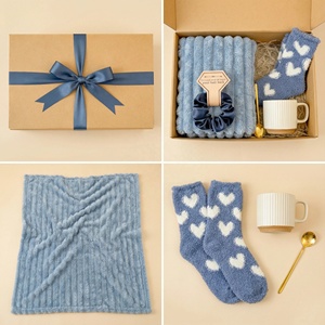 Ensemble cadeau Lunaire Cozy Blue Serenity, couverture en velours, chaussettes douces, tasse en céramique, fleur faite à la main, kit de soins personnels pour femmes - Product Image 5