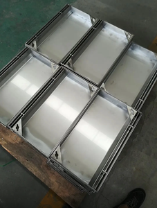 Système de drainage de sol robuste en acier inoxydable pour caniveaux en béton polymère, idéal pour les allées commerciales et les pavés des places urbaines - Product Image 5