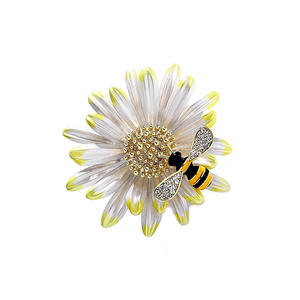 Nouveau Design Rose Opéra Cape Broche Goutte À Goutte Huile Douce <span class=keywords><strong>Marguerite</strong></span> Broches Fleur Jaune Abeille Poitrine pour Femmes - Product Image 3