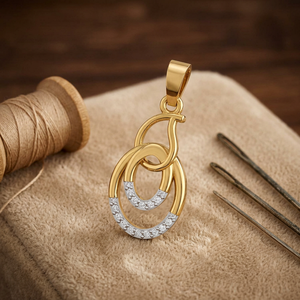 Pendentif ovale en or élégant avec diamants pavés, pendentif moderne en or bicolore avec boucles ovales imbriquées - Product Image 1