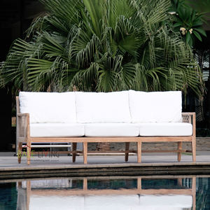 Canapé suédois en teck durable et tressage élégant en rotin, idéal pour les espaces extérieurs des complexes hôteliers recherchant la détente - Product Image 1