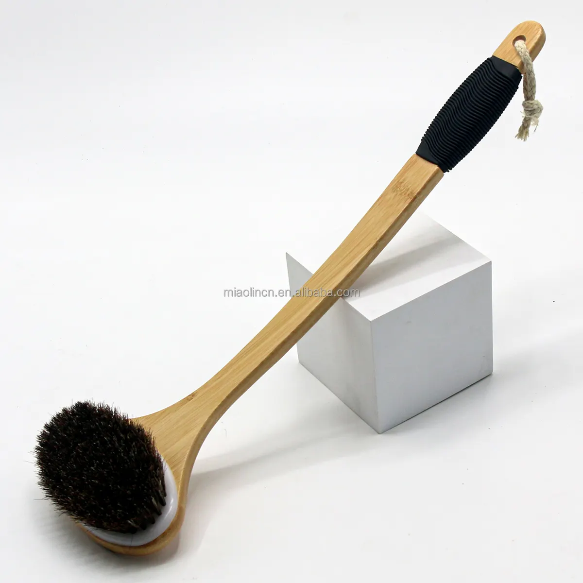 Solid wood pig bristle back belt body scrubber curved handle sanded smooth long handle bath brush