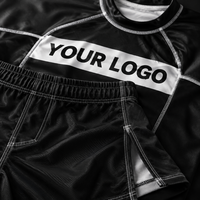 Ensemble de shorts de boxe MMA pour adultes hommes noir et rashguard avec logo personnalisé, surpiqûres contrastées, séchage rapide, 100% polyester
