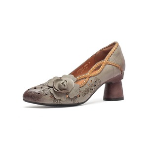 Botines de tacón bajo con punta en pico, estilo étnico y moderno, con capa superior de cuero vacuno calado, de una sola pieza, para mujer. - Product Image 1