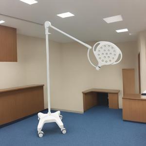 <span class=keywords><strong>Lampe</strong></span> d'examen médical à lumière froide LED300 - Mobile <span class=keywords><strong>sur</strong></span> <span class=keywords><strong>pied</strong></span> pour dentisterie, esthétique et chirurgie mineure - Haute luminosité, faible chaleur - Product Image 3