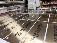 Panneaux d'affichage tactiles en acrylique imperméables personnalisés avec signalisation de porte de bureau suspendue, imprimés en gravure, avec braille