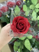 Hochwertige Rote Rosen Künstliche Blumen Realistische Rosen-Arrangements mit Stielen im Großhandel für Hochzeit Valentinstag Heimdekoration