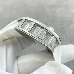 Reloj de Lujo para Caballero, con Caja Incrustada de Diamantes, Correa de Caucho Blanca, Diseño de Engranajes Visibles y Forma de Barril - Product Image 3