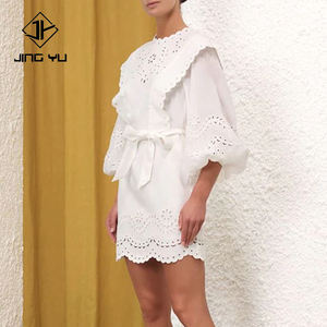 Le fabricant conçoit des mini-robes élégantes à manches longues, brodées ajourées, et des mini-robes en lin sur mesure. - Product Image 1