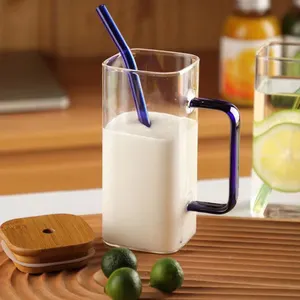 Diskon besar cangkir air kaca kopi jus susu borosilikat berbentuk persegi dengan tutup dan gelas sedotan dengan pegangan berwarna