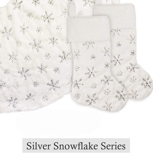 Chaussettes de Noël en peluche en gros avec broderie flocon de neige doré, grands sacs cadeaux suspendus pour la décoration d'arbre et de cheminée - Product Image 6