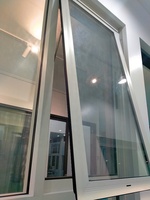 L'usine fournit directement des fenêtres à manivelle de style australien, fenêtres suspendues au dessus, double verre, maille en acier inoxydable, fenêtre en alliage d'aluminium