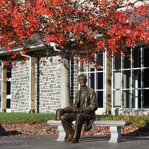 Statue en bronze homme sur banc sculpture lecture avec petite fille - Product Image 2