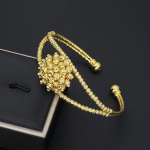 Ensemble de bijoux de mariage pour femmes et hommes, collier, boucles d'oreilles, bracelet, bague plaqués or, fabrication OEM personnalisée JXX - Product Image 3