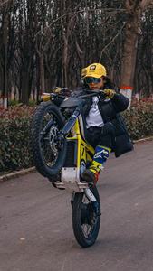 HUS Moto tout-terrain 20 pouces 2500W 40km/h Minibike Motocross V2pro Hauteur de selle 72cm Batterie 48V 12.5Ah - Product Image 4