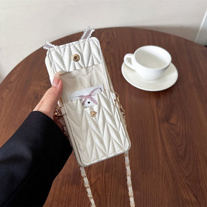 Étui <span class=keywords><strong>de</strong></span> <span class=keywords><strong>téléphone</strong></span> <span class=keywords><strong>de</strong></span> luxe élégant avec porte-cartes en cuir texturé et nœud en forme <span class=keywords><strong>de</strong></span> cœur pour <span class=keywords><strong>Samsung</strong></span> Galaxy S26 Ultra S25 A56 avec sangle chaîne bandoulière - Product Image 2