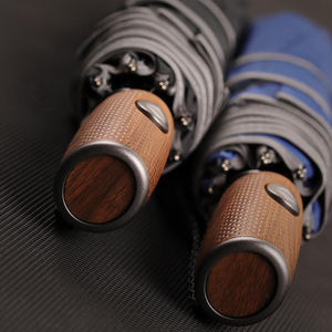 Parapluie pliant compact de luxe à ouverture automatique avec bande réfléchissante, manche en bois, idéal pour les voyages d'affaires, personnalisable avec logo - Product Image 3