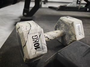 Set Dumbbell Hexagonal PVC MKAS Gym Custom, Beban Bebas untuk Penggunaan Komersial, Set Dumbbell Heksagonal PVC - Product Image 3