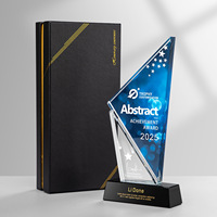 Trophée en verre triangulaire coloré à gravure laser personnalisée HBL pour les cadeaux de cérémonie d'entreprise