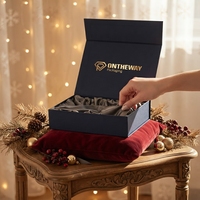 Boîte cadeau pliante magnétique personnalisée avec intérieur en satin et logo estampé à chaud en or