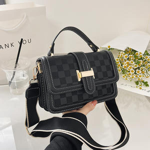 Mode dengan Tren Tas Selempang Kotak Kecil yang Simpel - Product Image 3