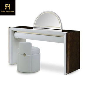 Juego de mesa de <span class=keywords><strong>tocador</strong></span> de madera de diseño minimalista moderno, <span class=keywords><strong>tocador</strong></span> <span class=keywords><strong>con</strong></span> marco de acero inoxidable y <span class=keywords><strong>espejo</strong></span> semicircular - Product Image 1