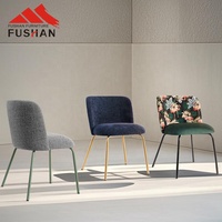 Chaise de salle à manger moderne en tissu personnalisé Chaise en métal bleu gris avec pied en or pour cafétéria et restaurant en intérieur