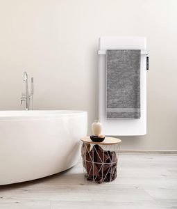 Radiateur vertical infrarouge 800W avec minuterie 24h, écoénergétique, porte-serviettes amovible pour salles de bain, chambres et cuisines - Product Image 1