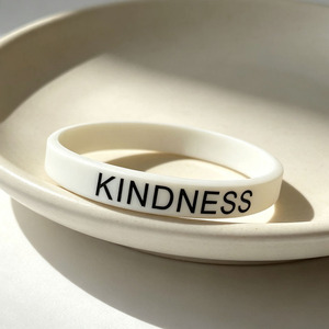 Bracelet en silicone avec inscription inspirante : Bravery, Wisdom, Kindness – Vente en gros - Product Image 1